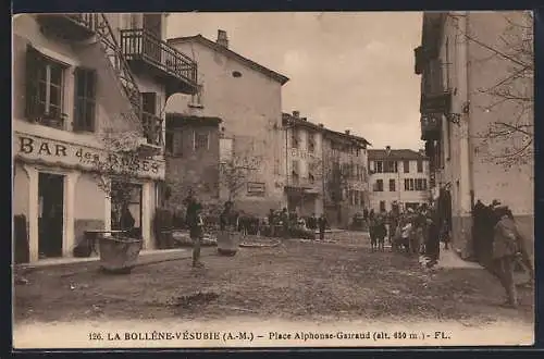 AK La Bollène-Vésubie, Place Alphonse-Garraud avec bar et passants