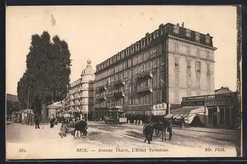 AK Nice, Avenue Thiers, L`Hôtel Terminus et scène de rue animée