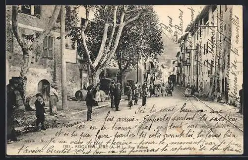 AK Roquebillière, Rue animée avec villageois et arbres imposants