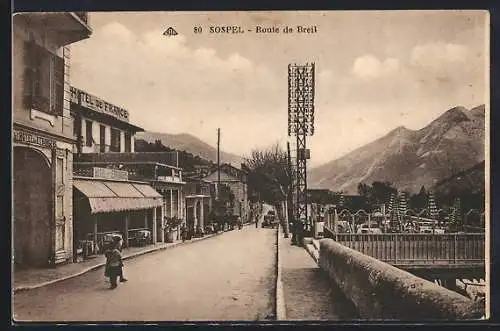 AK Sospel, Route de Breil avec vue sur les montagnes et l`Hôtel de France