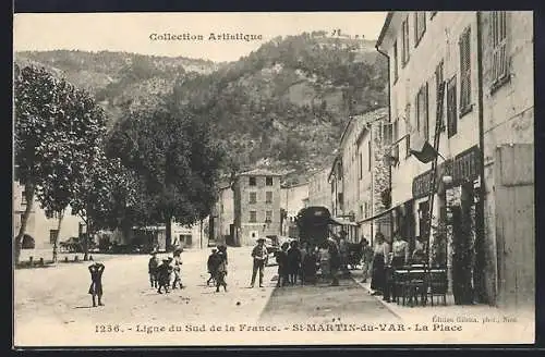 AK Saint-Martin-du-Var, La Place avec scène animée et tramway