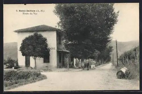 AK Saint-Isidore, Route du Var et vue de la maison bordée d`arbres
