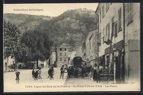 AK Saint-Martin-du-Var, La Place animée avec tramway et villageois