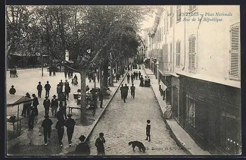 AK Antibes, Place Nationale et Rue de la République animées