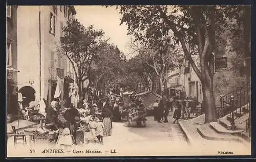 AK Antibes, Cours Masséna animée avec marché et passants