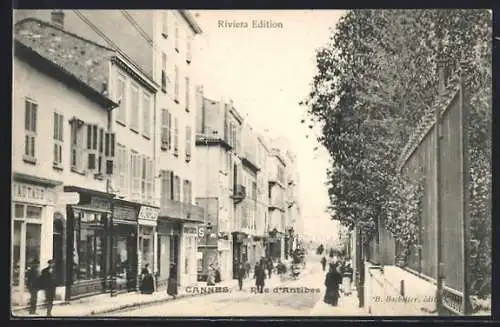 AK Cannes, Rue d`Antibes animée avec passants et commerces