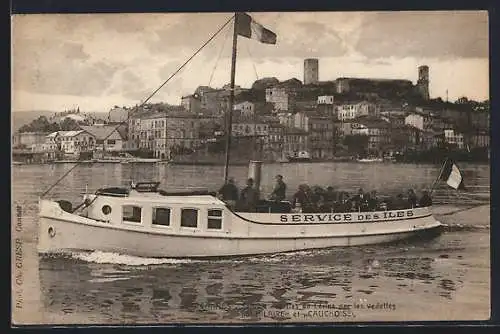 AK Cannes, Vedette Service des Îles sur la mer avec vue sur la ville et les collines