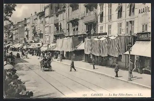 AK Cannes, La Rue Félix-Faure animée avec passants et commerces