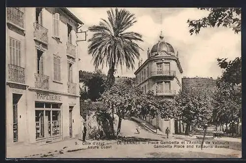 AK Le Cannet, Place Gambetta et l`Avenue de Vallauris avec palmiers et bâtiments élégants