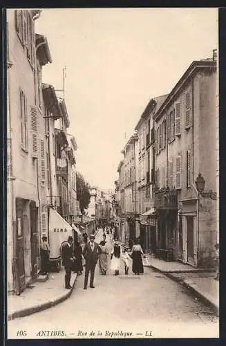 AK Antibes, Rue de la République animée avec passants et bâtiments historiques