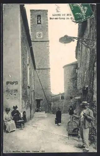 AK Bar-sur-Loup, Rue animée avec clocher et passants