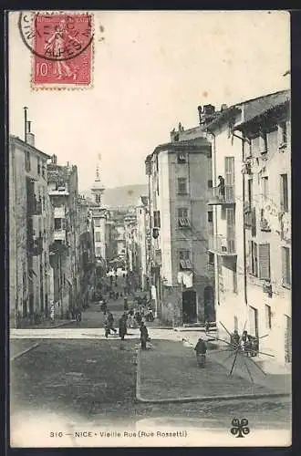 AK Nice, Vieille Rue (Rue Rossetti) avec passants et bâtiments historiques