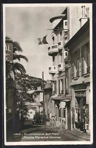 AK Villefranche-sur-Mer, Avenue Maréchal Joffre avec vue sur la colline et palmier