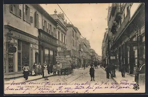 AK Cannes, Rue d`Antibes animée avec passants et commerces