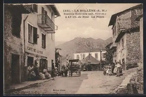 AK La Bollène, La Place avec Café de la Paix et vue sur les montagnes