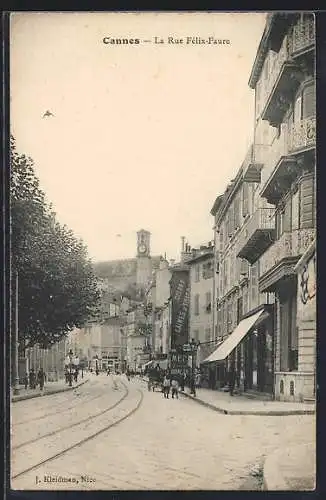 AK Cannes, La Rue Félix-Faure animée avec tramway et passants