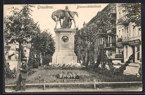 AK Graudenz, Bismarckdenkmal mit Anlagen und Passant