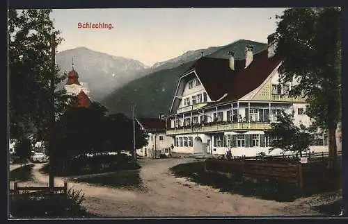 AK Schleching, Strassenpartie der Ortschaft mit Gasthaus und Kirche