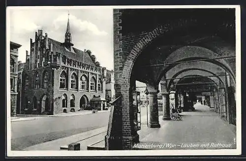 AK Marienburg / Malbork, Lauben mit Rathaus, Markt