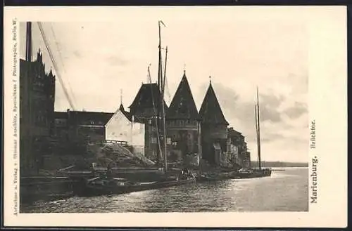 AK Marienburg / Malbork, Blick zum Brückentor