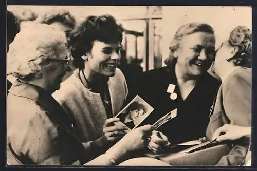 AK Moskau, Weltkongress der Frauen 1963, Frau Nina Chruschtschowa mit österreichischen Delegierten, DDR-Propaganda