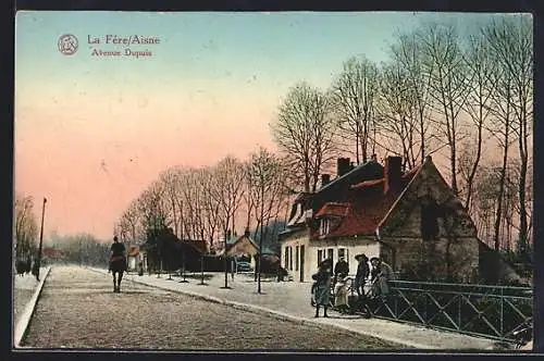 AK La Fere, Enfants dans Avenue Dupuis