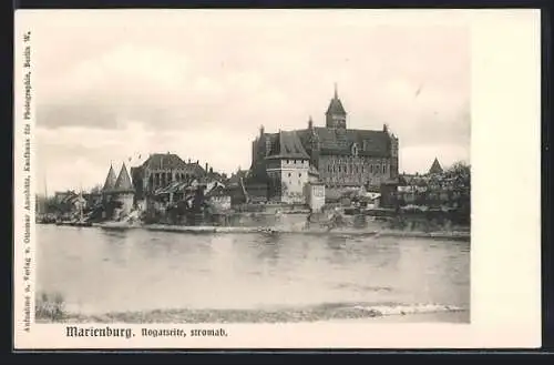 AK Marienburg / Malbork, Uferpartie mit Blick auf die Burg