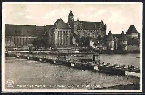 AK Marienburg / Malbork, Die Marienburg mit Schiffsbrücke