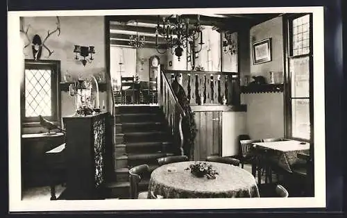 AK Overveen, gedeelte van Oud-Hollandsch Interieur van Kraantje-Lek