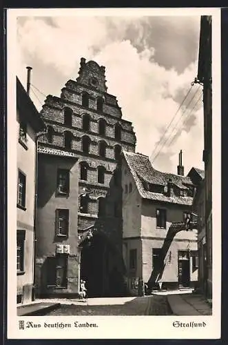 AK Stralsund, alte Häuser des Ortes mit Semlower Tor