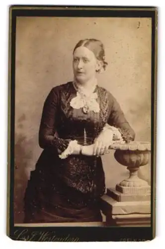 Fotografie Carl Westendorp, Coeln, Comödien-Strasse Nr. 7, Porträt einer Dame am Podest