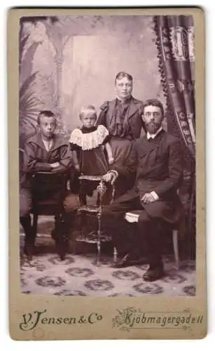 Fotografie V. Jensen & Co, Kopenhagen, Kjøbmagergade 11, Familienporträt