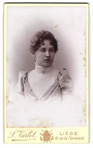 Fotografie L. Varlet, Liége, 10 rue de l`Université, Porträt einer jungen Frau