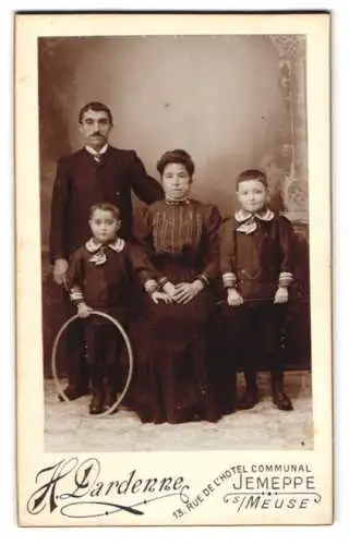Fotografie H. Dardenne, Jemeppe, Rue de l`Hôtel Communal 13, Familienporträt mit zwei Kindern