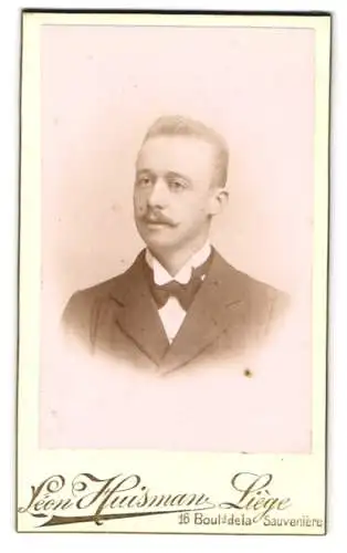Fotografie Léon Huisman, Liège, Boulevard de la Sauvenière 16, Portrait eines Mannes mit Schnurrbart