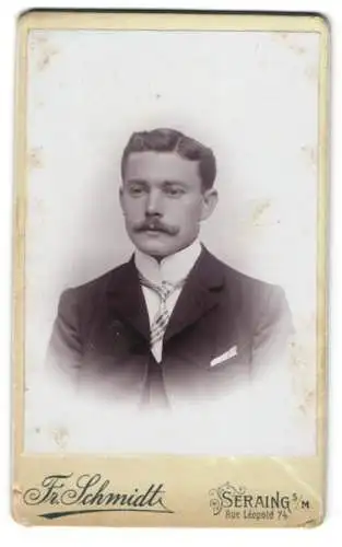 Fotografie Fr. Schmidt, Seraing, Rue Léopold 74, Porträt eines eleganten Herrn