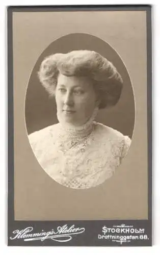 Fotografie Klemming`s Atelier, Stockholm, Drottninggatan 88, Porträt einer Dame im eleganten Spitzenkleid