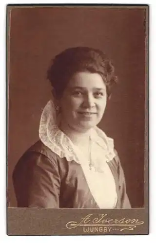 Fotografie A. Iverson, Ljungby, Frau mit Spitzenkragen