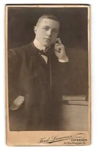 Fotografie Ferd. Lavorenz, Uetersen, Gr. Wulfhagen 16, Eleganter Herr in nachdenklicher Pose