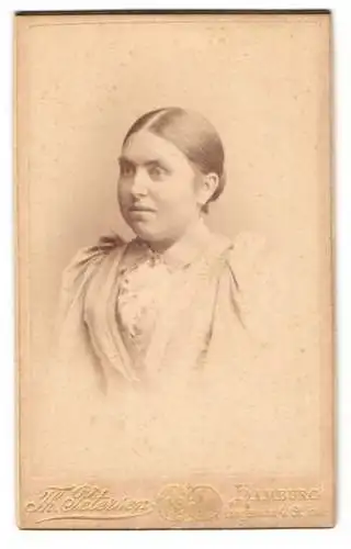 Fotografie Theodor Petersen, Hamburg, Langenreihe 4, Porträt einer jungen Frau im feinen Kleid