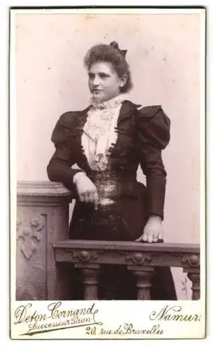 Fotografie Defon-Cornand, Namur, rue de Bruxelles 20, Elegante Dame in tailliertem Kleid