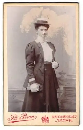 Fotografie Piron, Namur, Rue de Bruxelles 20, Elegante Dame mit Hut