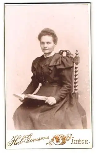 Fotografie Hub Goossens, Liège, Rue Louvrex 4, Sitzende Dame mit Buch