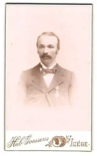 Fotografie Hub Goossens, Liège, Rue Louvrex 4, Portrait eines eleganten Herrn