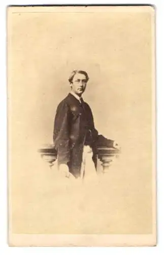 Fotografie unbekannter Fotograf und Ort, Eleganter Herr an Brüstung lehnend