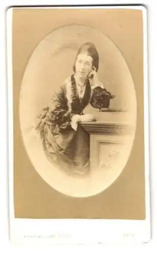Fotografie H.R. Williams, Bath, Milsom Street 35, Porträt einer eleganten Dame
