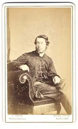 Fotografie J. Owen, Newtown, Broad Street, Sitzender Mann in Anzug