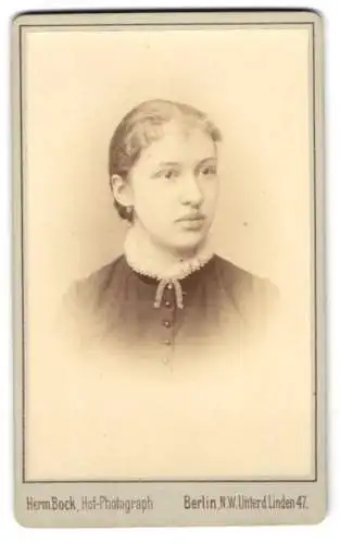Fotografie Hermann Bock, Berlin, Unter den Linden 47, Porträt einer jungen Frau