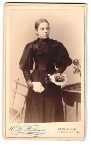 Fotografie W.K. Böhme, Berlin, Linden-Str. 43, Porträt einer jungen Frau mit Blumenstrauss