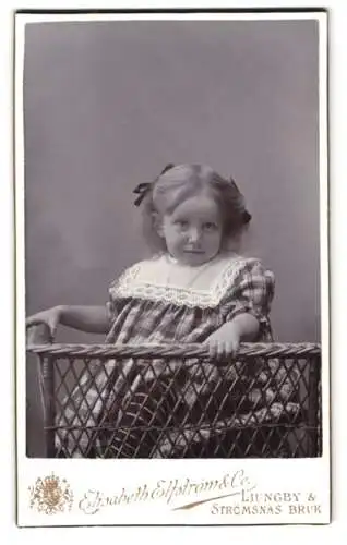 Fotografie Elisabeth Elfström & Co., Ljungby, Strömsnäs Bruk, Porträt eines kleinen Mädchens